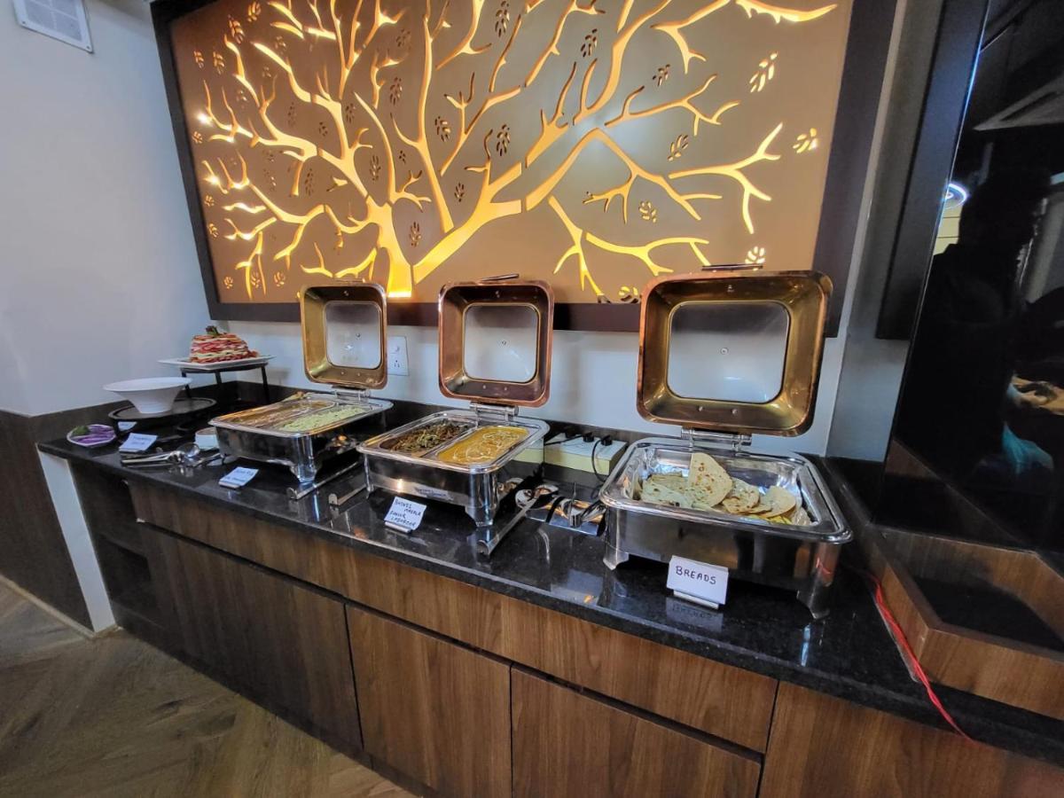 Belvedere Suites Greater Noida Exteriör bild