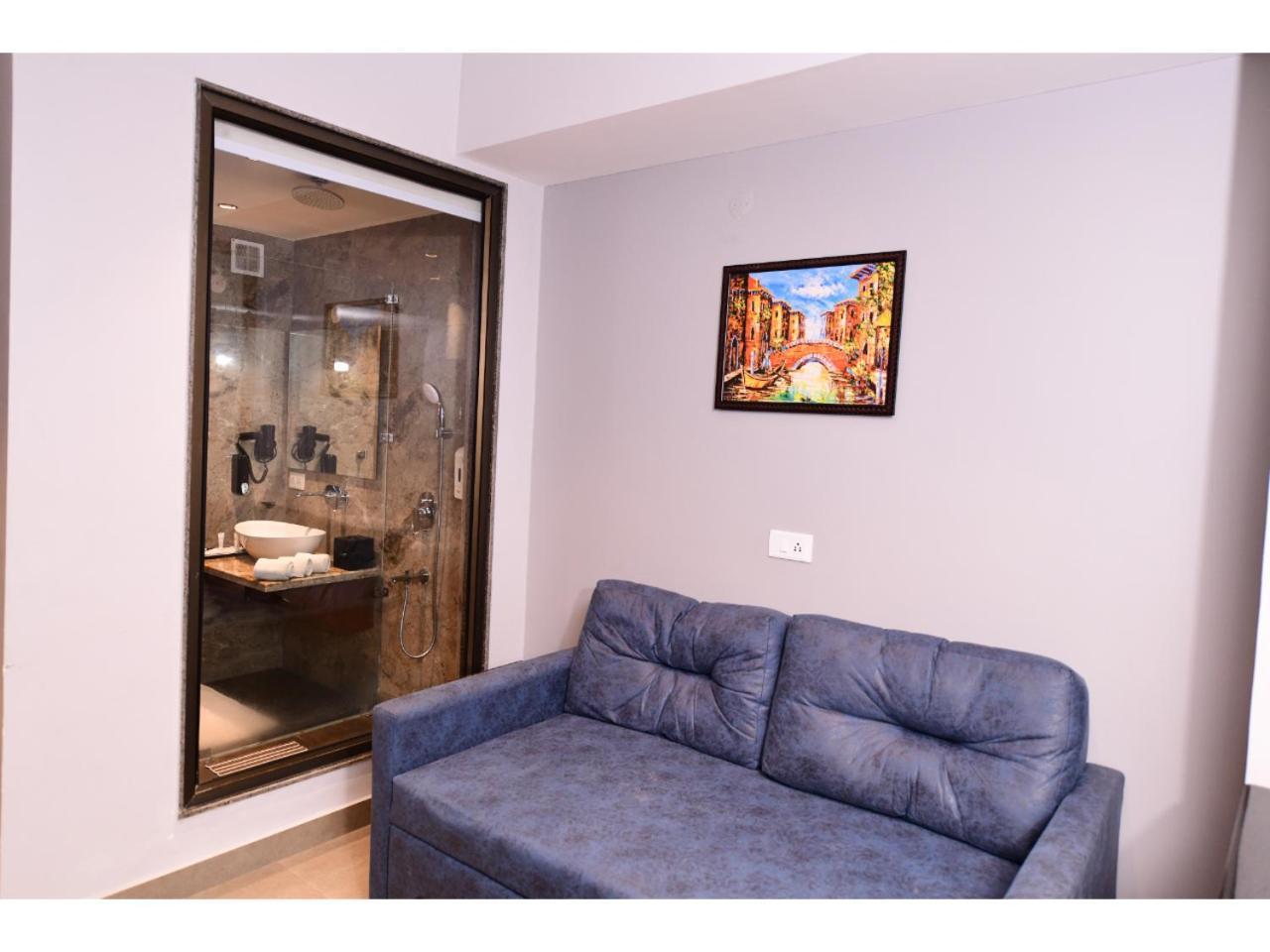Belvedere Suites Greater Noida Exteriör bild