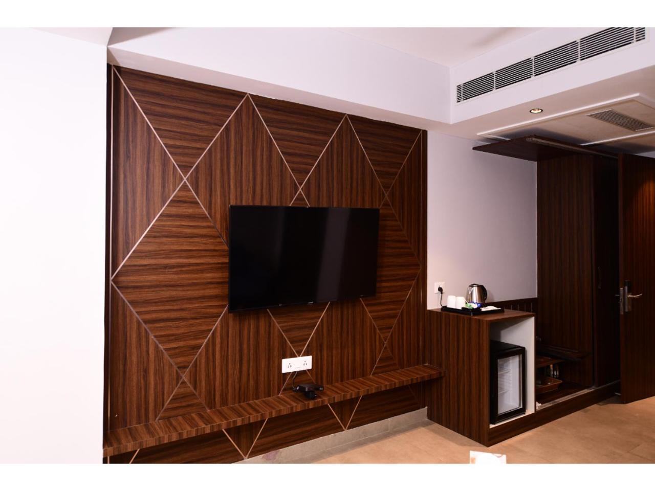 Belvedere Suites Greater Noida Exteriör bild