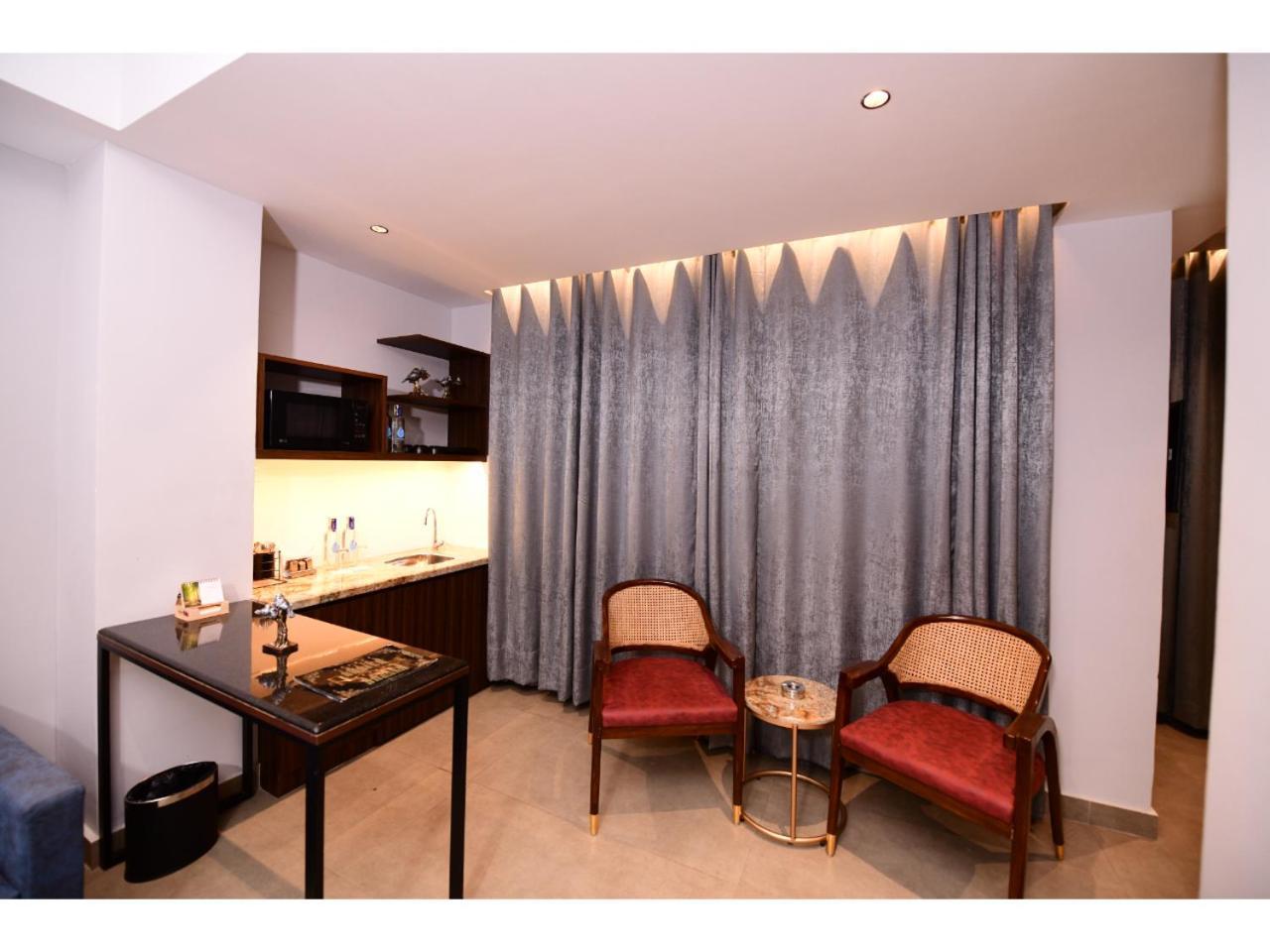 Belvedere Suites Greater Noida Exteriör bild