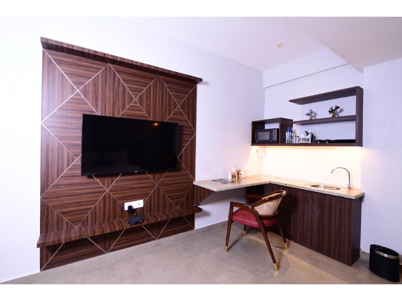 Belvedere Suites Greater Noida Exteriör bild