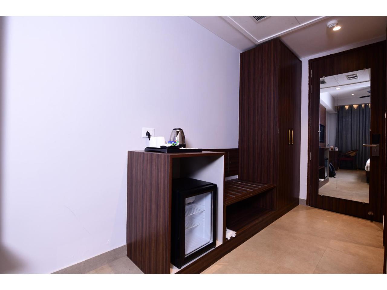Belvedere Suites Greater Noida Exteriör bild